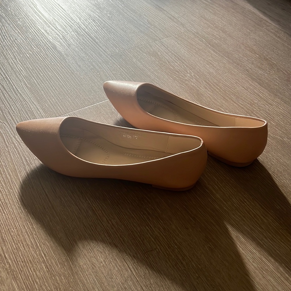 Pointed toe nude ballet slippers flats.